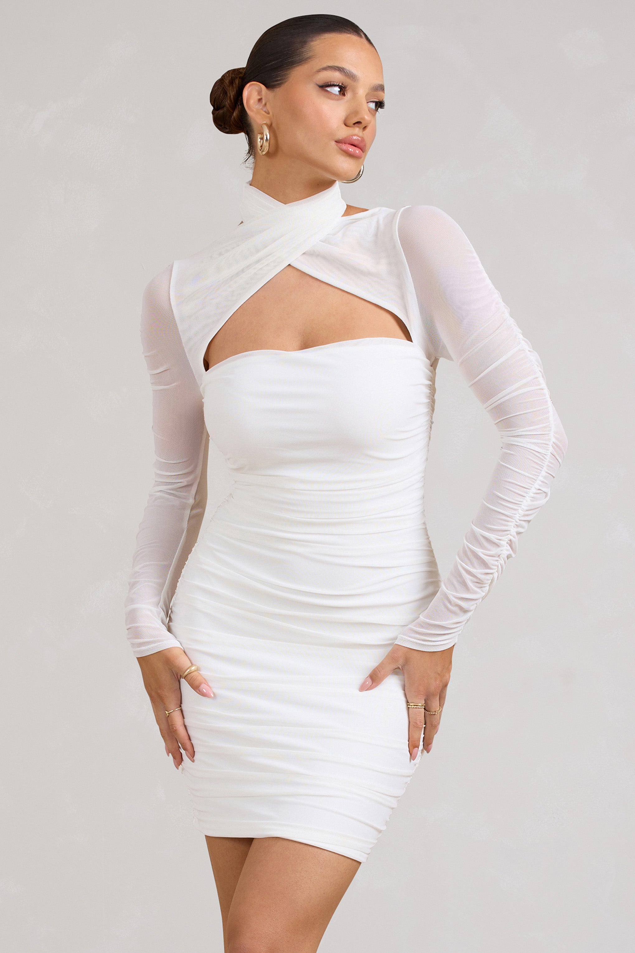 Bouquet Toss | Mini-robe blanche froncée et manches longues