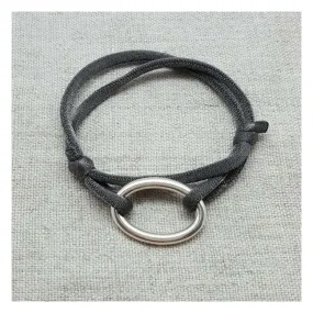 bracelet anneau ovale argent monté sur lien elastique double tour