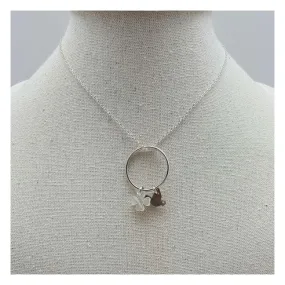 Collier anneau avec deux breloques en nacre sur lien coton ou chaîne.