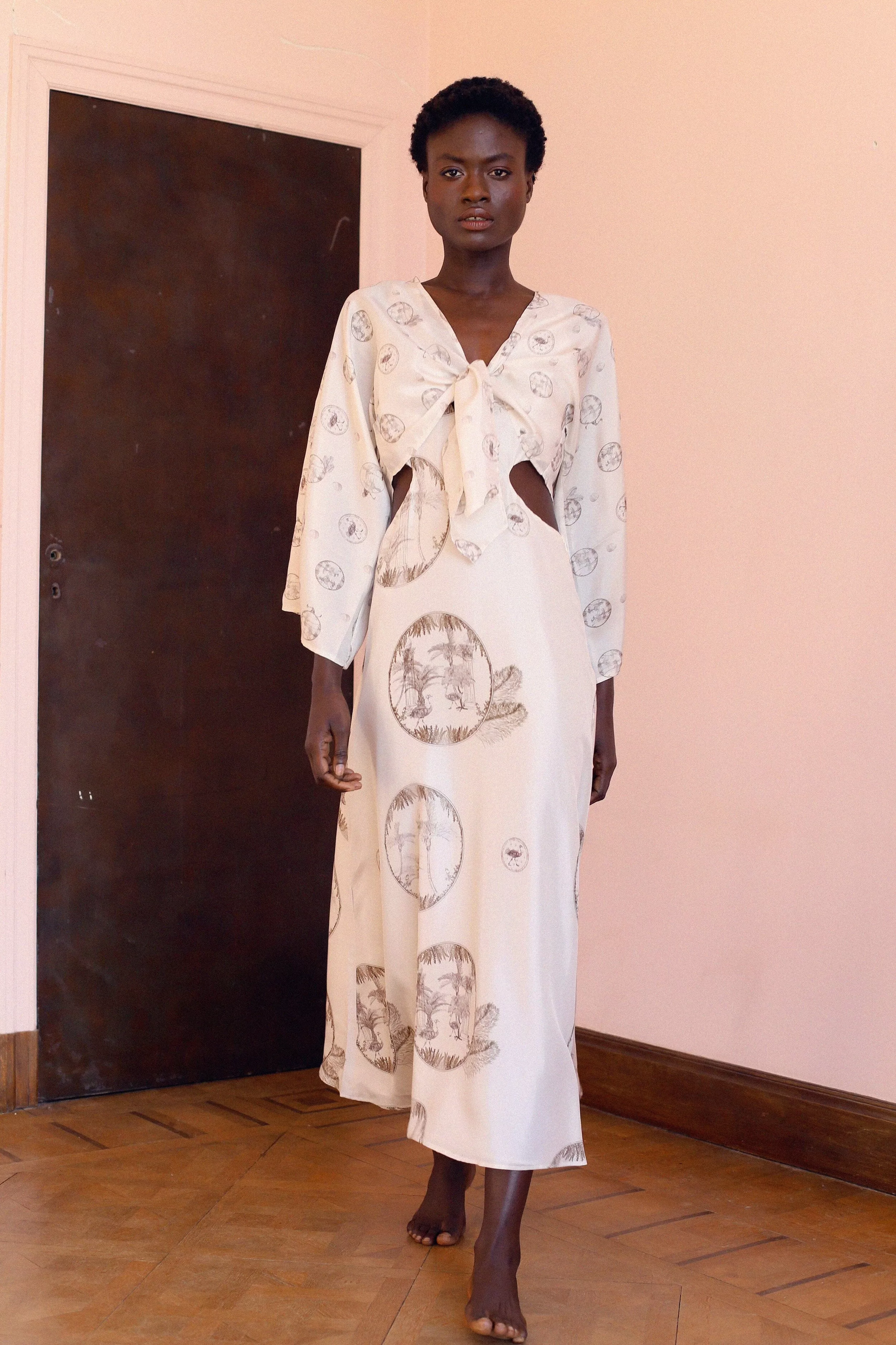 HALSTON - Robe longue évasée ajourée et boléro à nouer manches kimono en soie imprimé Persephone
