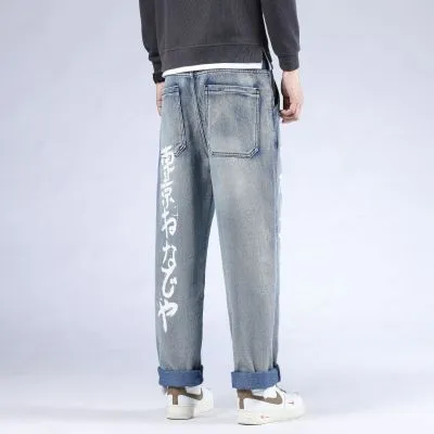 Jeans baggy homme avec écriture japonaise sur les jambes de pantalon