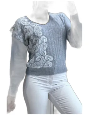 Pull col V bleu pastel à motif dentelle blanche