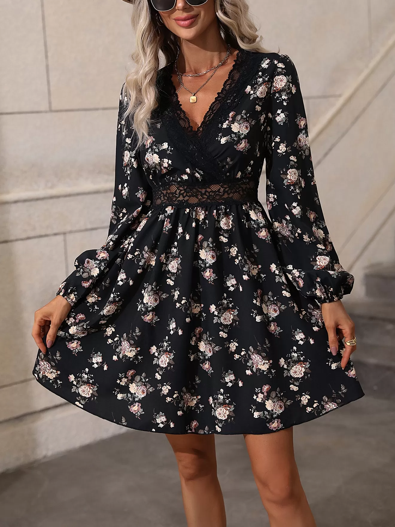 Robe champêtre fleurie courte noire ample et décontractée | Tendance Fleurie