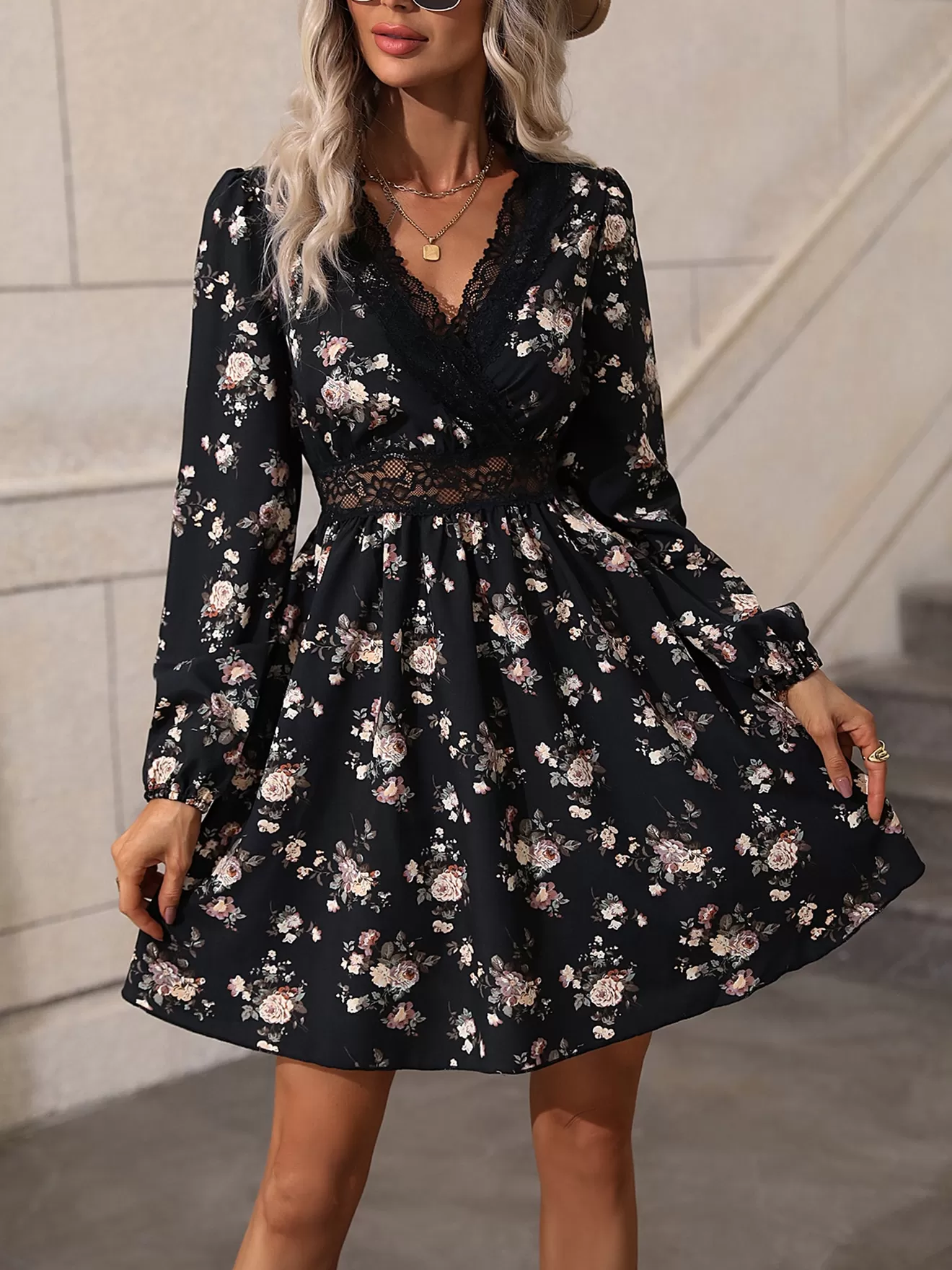 Robe champêtre fleurie courte noire ample et décontractée | Tendance Fleurie
