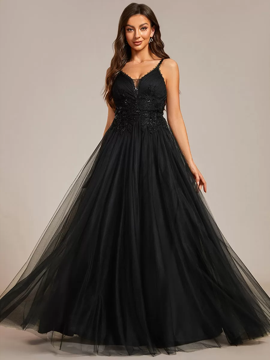 Robe de mariée A-ligne à encolure en V brodée à bretelles spaghetti