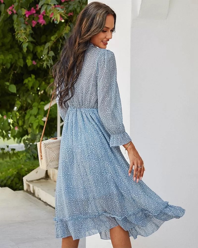Robe fleurie bleue ample et fluide à col en V et manches bouffantes | Tendance Fleurie