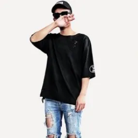 T shirt noir avec Flocage Sablier sur Manche et Effet troué