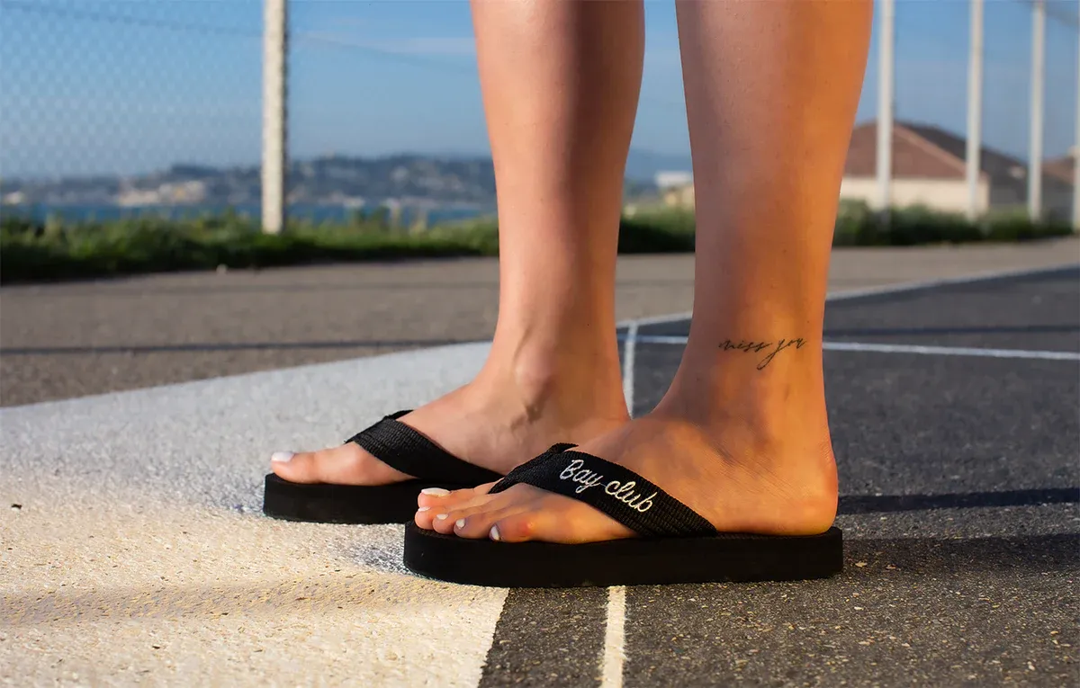 Tongs full black édition, Lovers Bay Club — Mademoiselle C